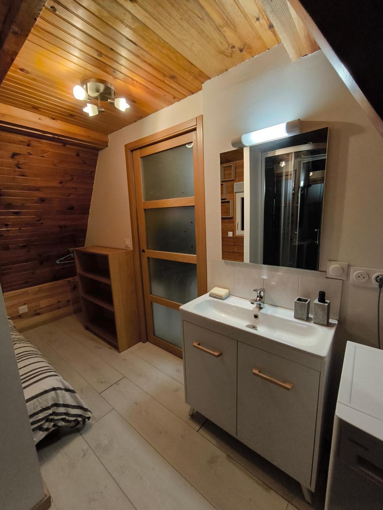 Petit Chalet Avec Terrasse Oust Exterior photo