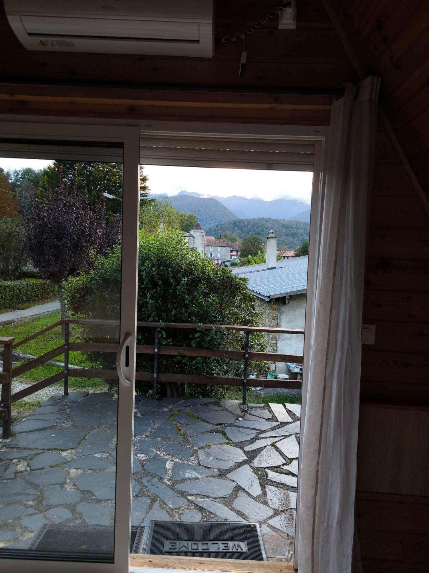 Petit Chalet Avec Terrasse Oust Exterior photo